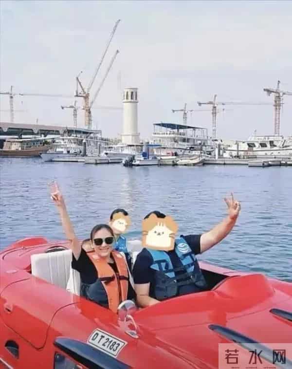 58岁陈小春带妻迪拜旅游，小16岁娇妻应采儿逆龄如少女！