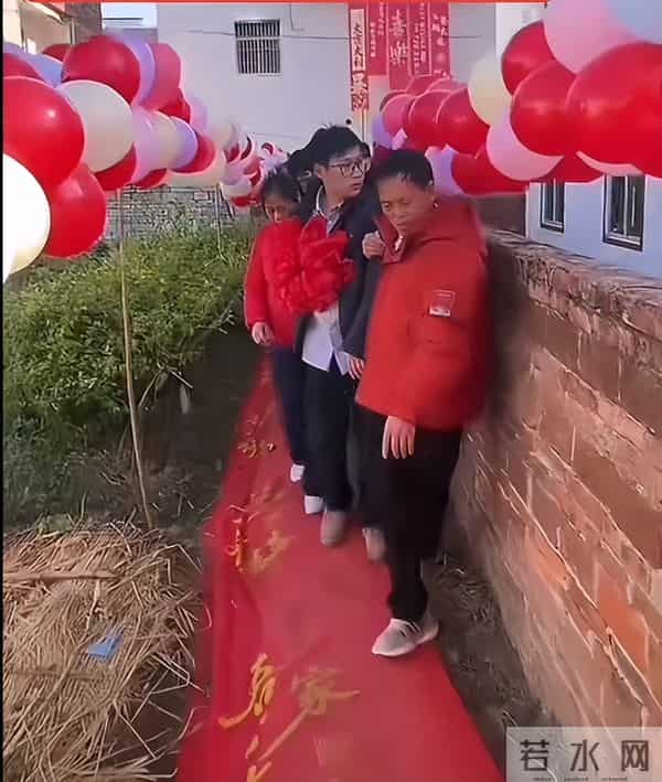 妹妹五年前曾控诉邻居无理取闹,志辉兄弟俩扬眉吐气,全家终翻身