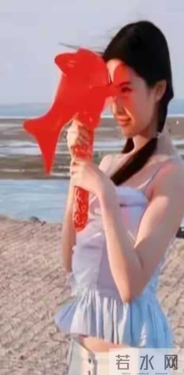 刘亦菲十七八岁海边照,肚子肉肉太真实,这才是无滤镜青春呀