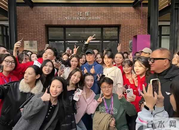 上戏80周年庆，雷佳音王传君同框，陈赫挽着杜江胳膊，于和伟也在