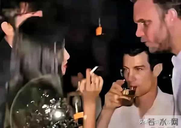 女星朱珠旧照曝光，跟外国人靠在一起抽烟，和现在的形象反差很大