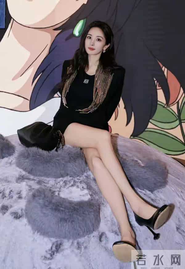 杨幂上海罗意威美爆了！黑丝装配短裤，生图腿长直逼2米。