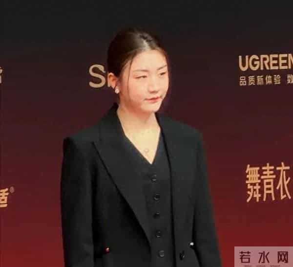 黄晓明也没想到，全运会结束十天后，穿黑西装的陈梦又给他争光了