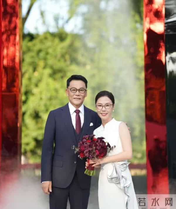 李国庆与新婚妻子相互拥吻，并勇敢示爱：我大胆地高调地迎娶了我的白月光！