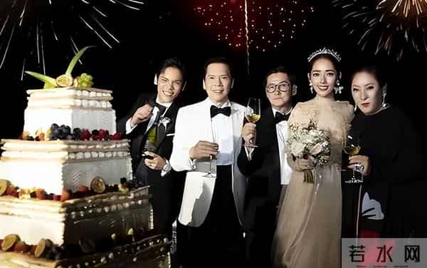 郭碧婷三亚海边捡石头,素颜眼窝深凹很疲惫,带5位助理照顾父亲