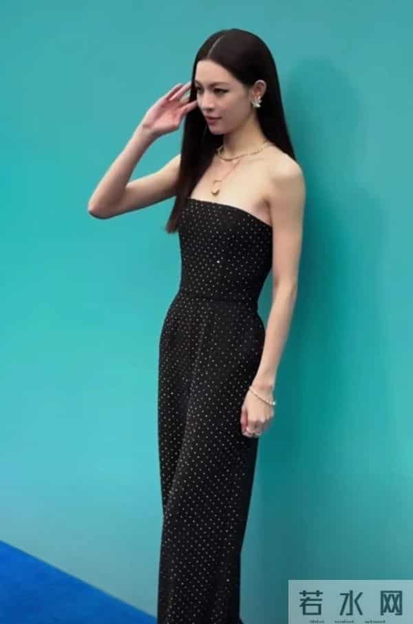 蒂芙尼活动上46岁章子怡骤显衰老，肌肤浮肿骨感干瘪，面相大变