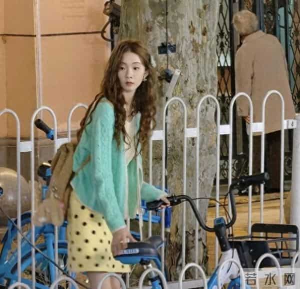 张艺凡在武汉二中校门口被偶遇,她穿斑点裙,长相甜美像初恋女友