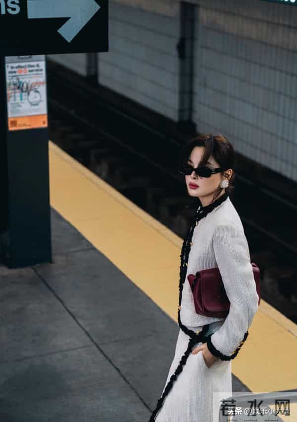 辛芷蕾今日纽约看秀，身穿CHANEl2026春夏系列，美的如此赏心悦目