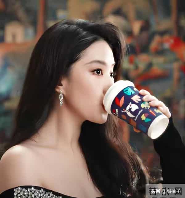 刘亦菲代言瑞幸超灵动，俏皮模样直戳粉丝心巴！