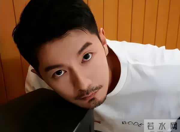 出道13年不温不火，在韩国当了8年练习生，如今终于靠着肖战走红