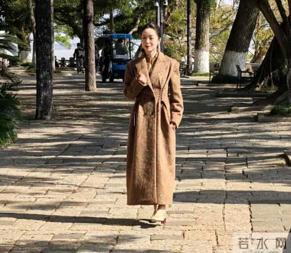 江一燕温州街头被偶遇,穿短裙腿被冻到黑紫,脸馒化到差点认不出