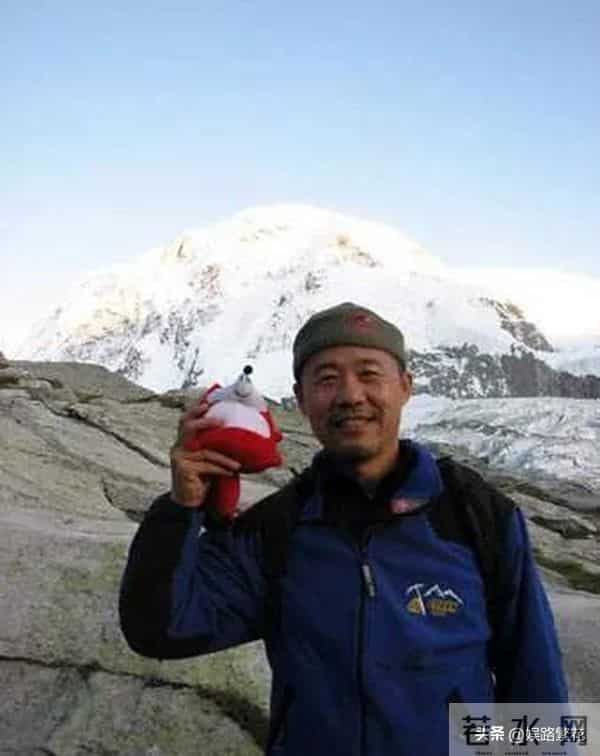 74岁王石断崖式衰老,44岁田朴珺登千米雪山,30岁年龄差藏不住了