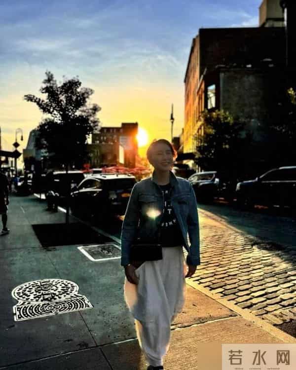 黎姿在国外度假带火了秋冬新穿搭:短款羽绒服+皮裤,时髦又减龄