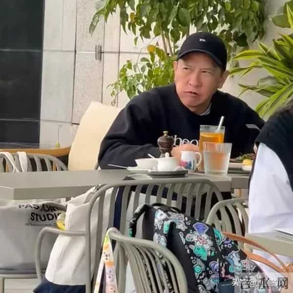 张家辉61岁生日和女性朋友吃饭 皮肤松垮老人味 竟只比郭富城大一岁