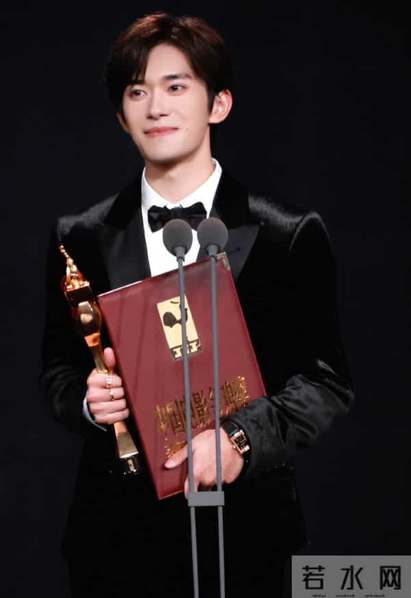 演都不演了,王晶曝易烊千玺拿奖内幕 彻底撕开了内娱的“遮羞布”