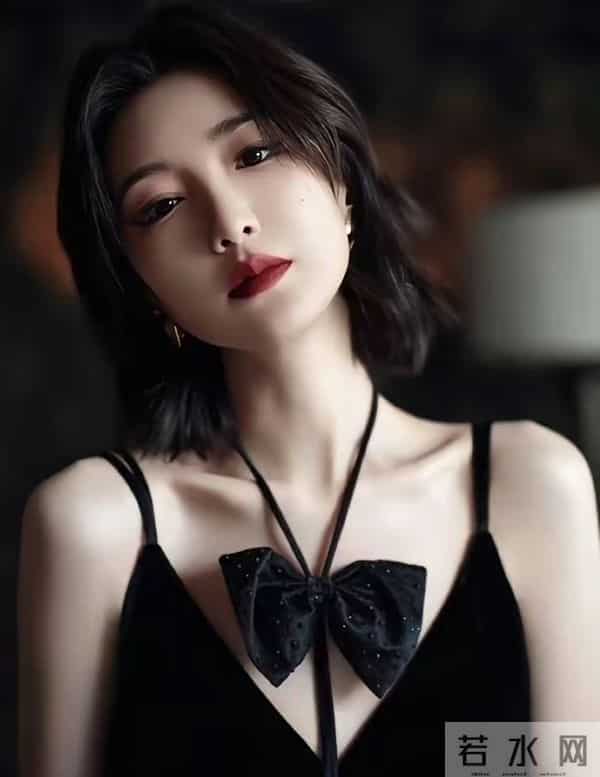 毛晓彤吊带黑丝裙纯欲感拉满，性感又藏着初恋甜