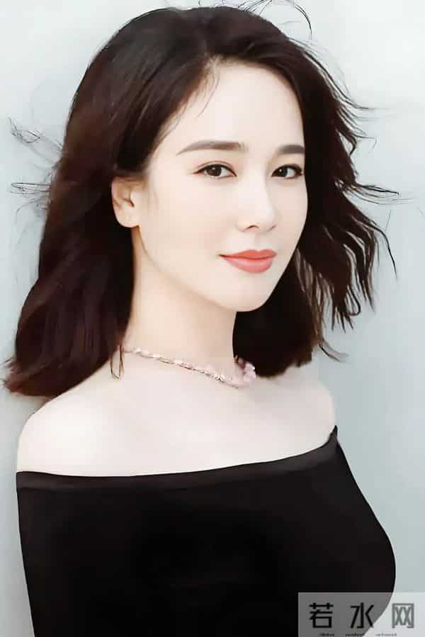 48岁左小青走红毯,礼服不合身超尴尬,状态一言难尽