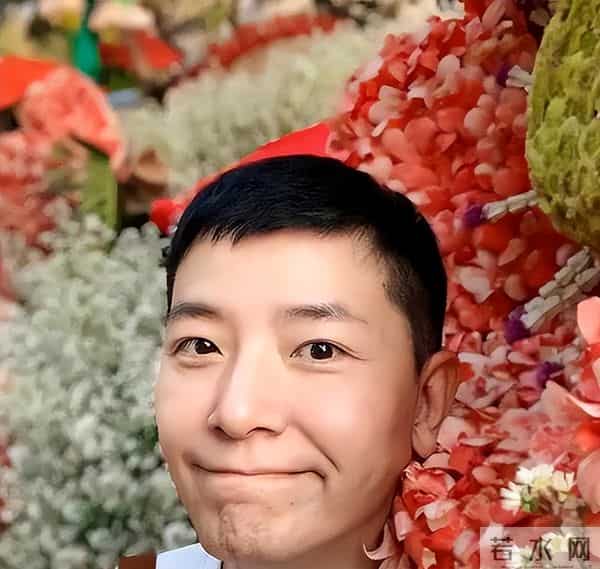 55岁戴军现身上海买手机，定居泰国享受悠闲人生，和她成了新邻居