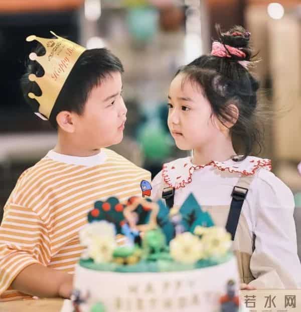 董璇带娃现身艺术展，关悦女强人打扮脸肿嘴歪，佟大为靠边站油腻