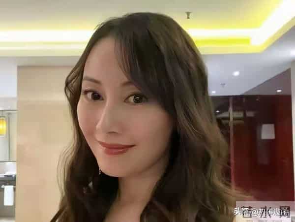 香港知名女星否认隆胸传闻,身材是天生丰满,还透露富豪提出包养