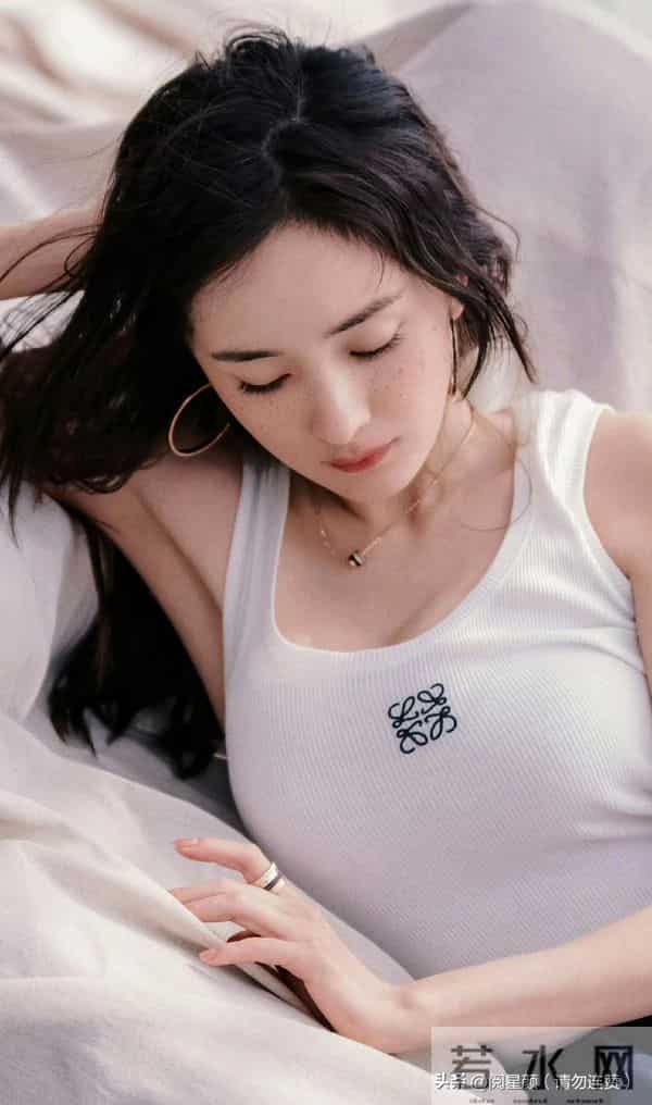 杨幂 释放少女般的纯欲感 全身纯白太顶了