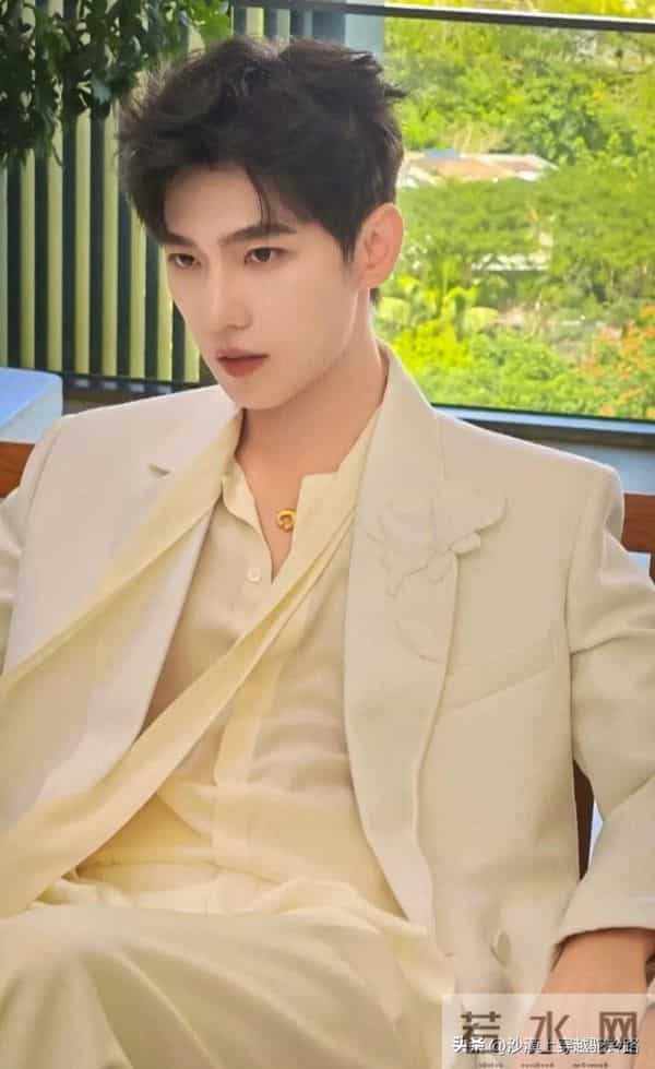 校草杨洋帅气现身重庆,唯一的缺点就是有点矮,壮实了不少