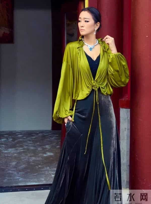 59岁巩俐现状令人感慨，白发皱纹显苍老，给“丁克”们提了个醒