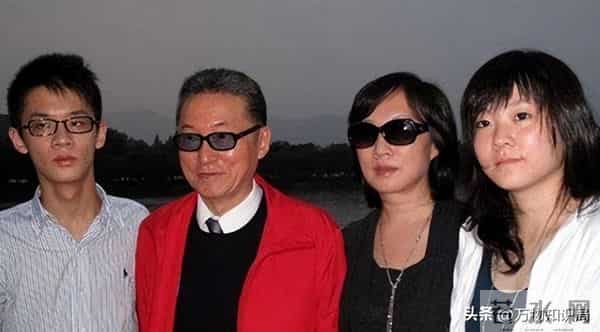 1992年，李敖与王小屯新婚留影，两人相差30岁，气质不输胡因梦