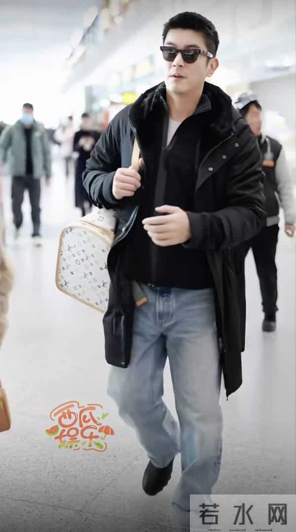 霍思燕夫妇出国旅行，穿40w皮草胖160斤很富态，杜江拎狗包像助理