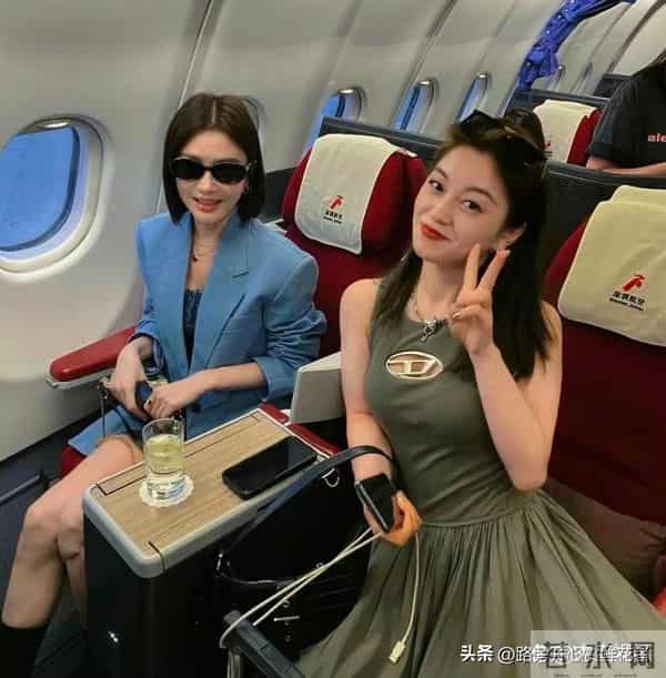 46岁秦岚坐飞机被偶遇 打扮贵气十足 身材苗条 皮肤白皙 完全不显老