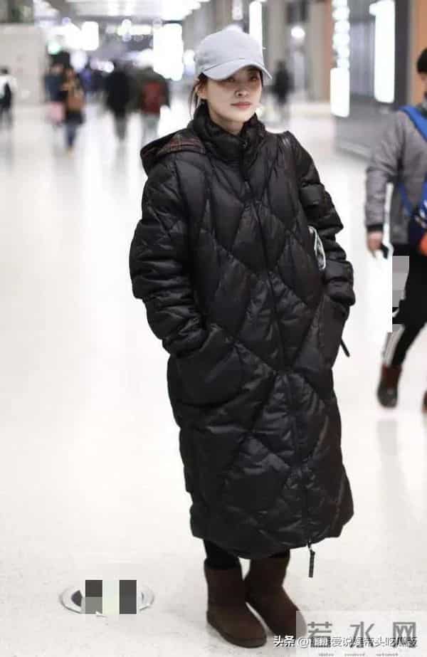 50岁梅婷换风格后真时髦！菱格羽绒服+打底裤+雪地靴，减龄又高级