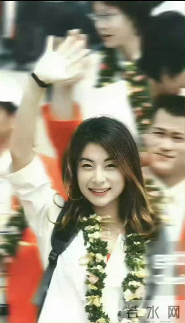 当年郭晶晶夺冠后是这样子访港的！难怪霍家大公子挪不开眼睛了
