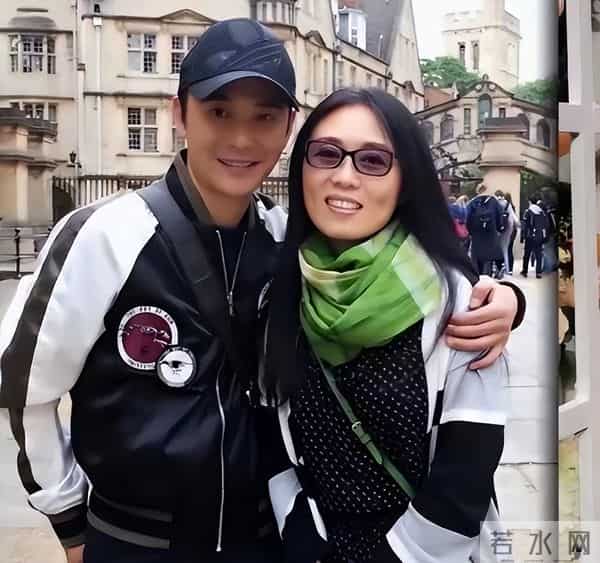 他长得帅，演技好，不顾一切娶大15岁妻恩爱至今，没生孩子也幸福