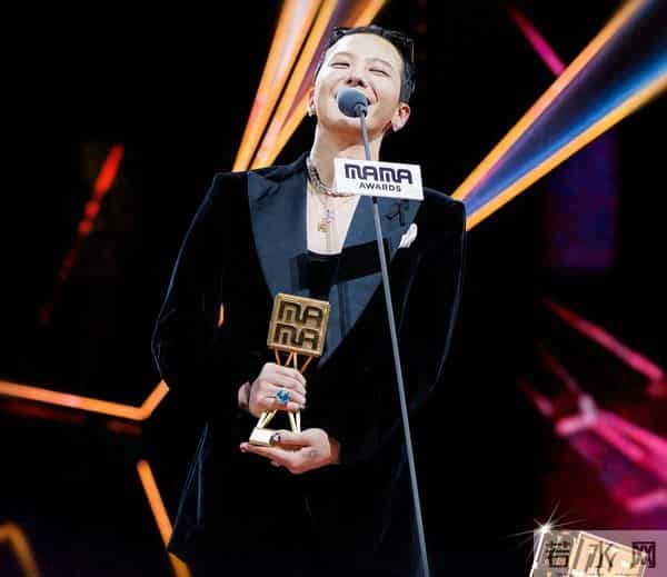 权志龙晒与周润发夫妇合照,林建岳及小女友也在,李洙赫帅得突出