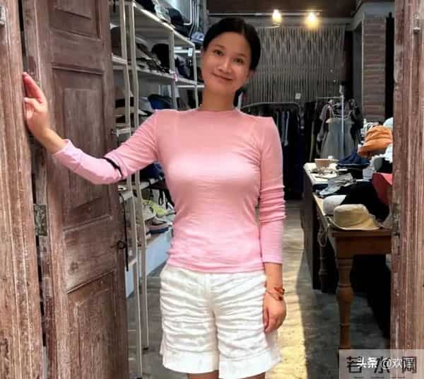 侯勇也没想到，曾被自己抛弃12年的糟糠之妻，今也开始走上坡路了