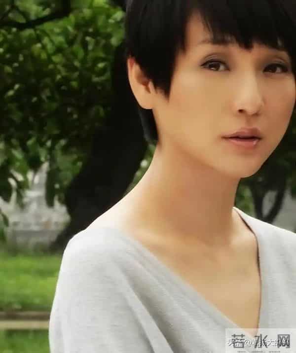 曾与孔琳同居，和柯蓝恋爱，却悄悄娶圈外美女，如今51岁过得如何