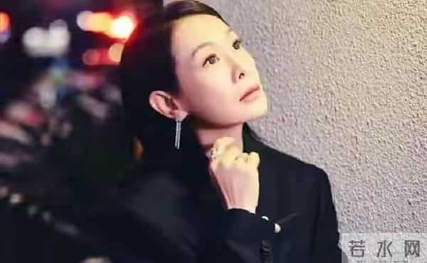 56岁刘若英变样：高龄生子断崖式衰老，脸干瘪像老太太，状态堪忧
