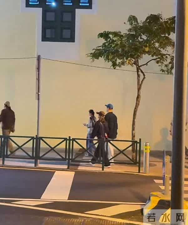 李纯夫妇澳门度假，马頔身高被低估，比老婆高一头看着有185