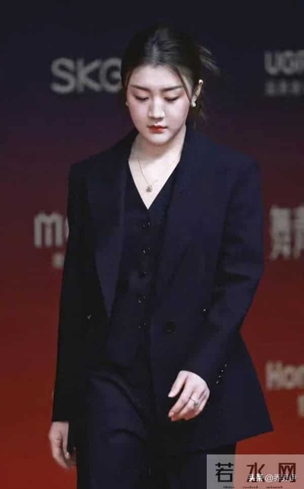 陈梦和黄晓明参加同场晚会 穿着比表哥更像霸总 礼服才1700元太节俭