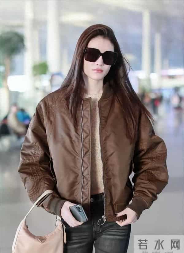 何穗身穿飞行夹克破洞裤,脚踩长筒马丁靴,气场超强