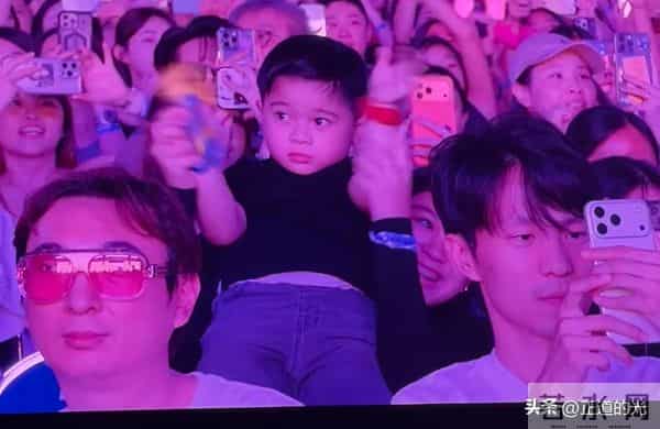 王思聪消费降级 吃老破小路边摊 看演唱会挡路人镜头 懒懒素颜像金晨