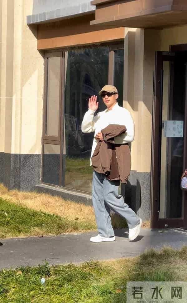 黄景瑜广西被偶遇,开京A牌照30万豪车,全程手挡太阳防止晒脸