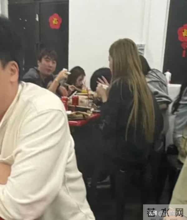 王思聪消费降级 吃老破小路边摊 看演唱会挡路人镜头 懒懒素颜像金晨