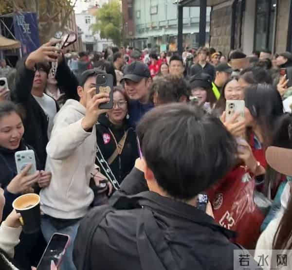 上戏80周年庆，雷佳音王传君同框，陈赫挽着杜江胳膊，于和伟也在