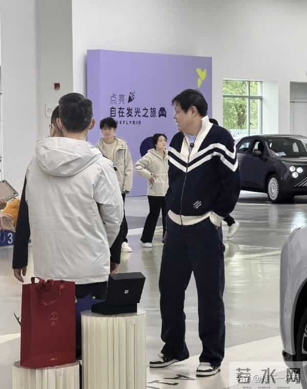 蔚来偶遇范志毅提新车 56岁穿搭潮流 两年换两车 网友：买来送娇妻？