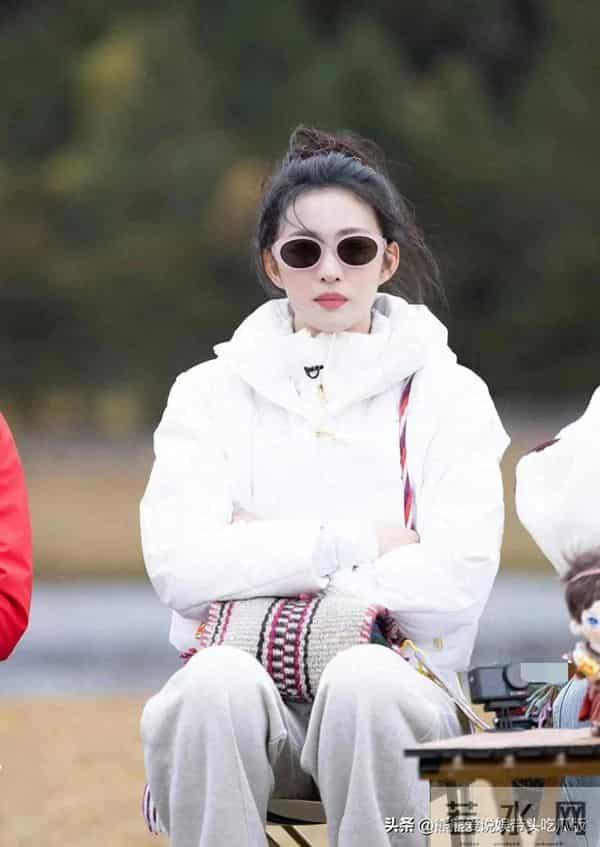王楚然太会穿了!白色短款羽绒服+浅灰卫裤,简约休闲又时髦!