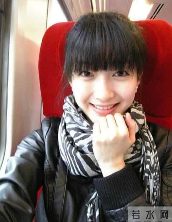 上戏80周年大合影，金世佳有少年感，陈赫靠边坐，王传君稳居C位