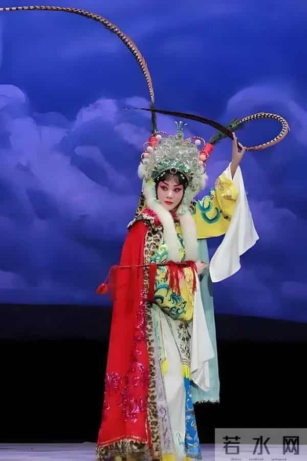 权色交易、陪睡上位，她压根不沾边，简直是娱圈的一股“清流”