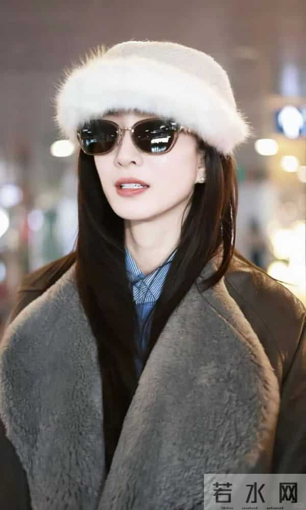 上戏80周年大合影，金世佳有少年感，陈赫靠边坐，王传君稳居C位