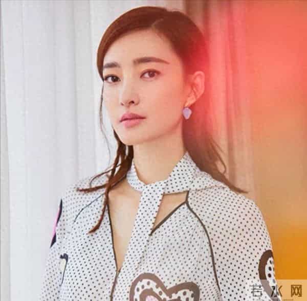 诈骗14亿，看到金条法拉利被拍卖，才懂王丽坤夫妇的生活有多奢靡